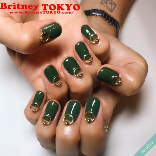 [BritneyTOKYO/ショート/オーバル/ワンカラー/グリーン/緑/ゴールド/メタルパーツ/キューティクルアート]のタグが付いたネイルデザイン