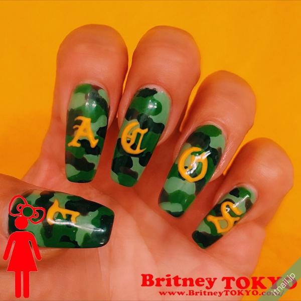 [BritneyTOKYO/ミディアム/スクエアオフ/迷彩/カモフラ柄/グリーン/緑/カーキ/英字]のタグが付いたネイルデザイン