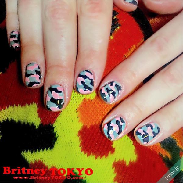 [BritneyTOKYO/ショート/オーバル/迷彩/カモフラ柄/ピンク/グレー/ブラック/黒]のタグが付いたネイルデザイン