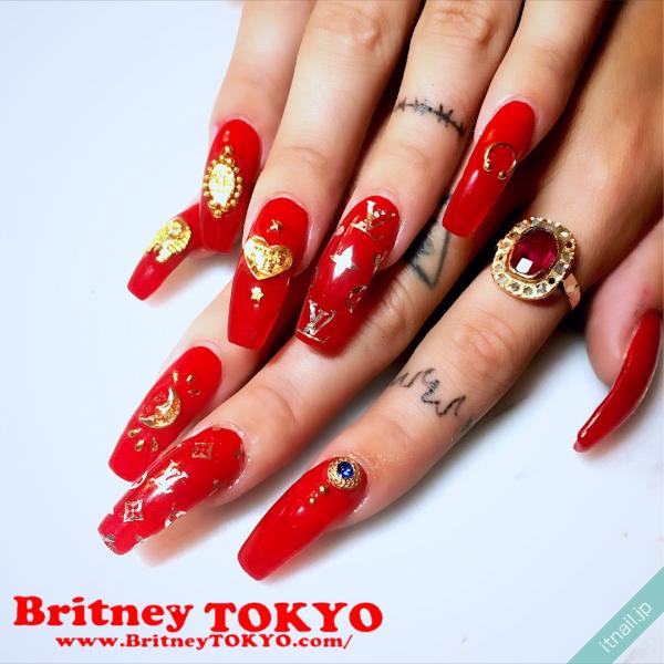 [BritneyTOKYO/ロング/スクエアオフ/ワンカラー/レッド/赤/ゴールド/メタルパーツ/ハート/月/ファッション]のタグが付いたネイルデザイン