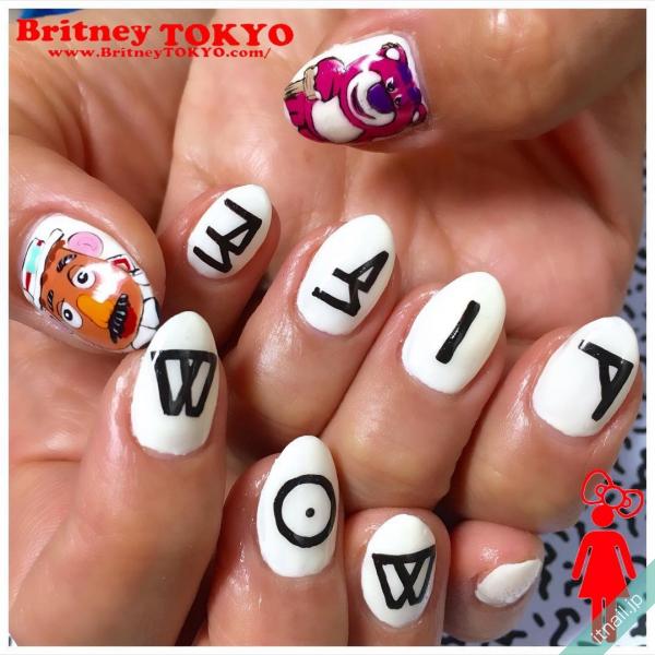 [BritneyTOKYO/ショート/オーバル/ワンカラー/ホワイト/白/ディズニー/キャラクター/トイストーリー]のタグが付いたネイルデザイン