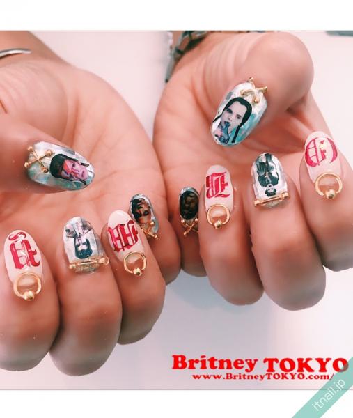 [BritneyTOKYO/カラフル/個性派/アメリカン/ショート/オーバル/ホワイト/白/シルバー/メタリック/ミラー/キューティクルアート/ゴールド/メタルパーツ]のタグが付いたネイルデザイン