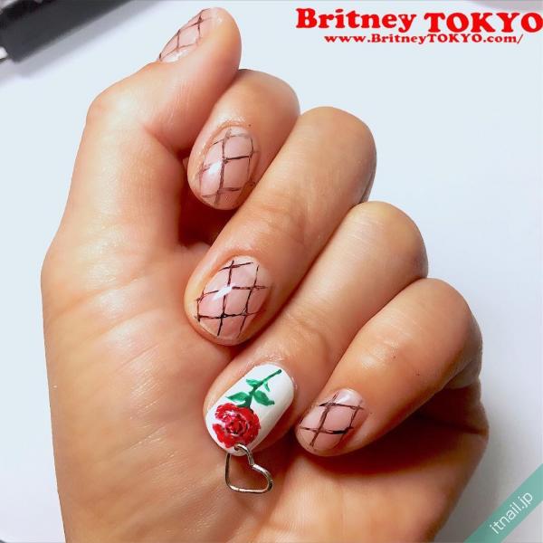 [BritneyTOKYO/個性派/ショート/オーバル/クリア/チェック/ホワイト/白/レッド/赤/フラワー/花柄/バラ/ローズ/ハート/ピアス]のタグが付いたネイルデザイン
