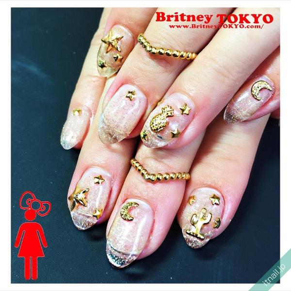 [BritneyTOKYO/ショート/オーバル/クリア/ゴールド/メタルパーツ/星/月/パイナップル]のタグが付いたネイルデザイン