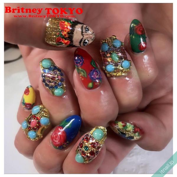 [BritneyTOKYO/カラフル/個性派/アメリカン/ショート/オーバル/レッド/赤/ブルー/青/グリーン/緑/ゴールド/フラワー/花柄/バラ/ローズ/メタルパーツ/ラインストーン]のタグが付いたネイルデザイン
