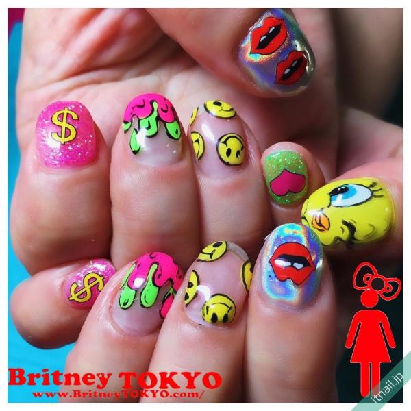 [BritneyTOKYO/カラフル/個性派/アメリカン/ポップ/ショート/オーバル/ワンカラー/ピンク/シルバー/ホログラフィック/ユニコーン/ニコちゃん/キャラクター/くちびる/リップ]のタグが付いたネイルデザイン