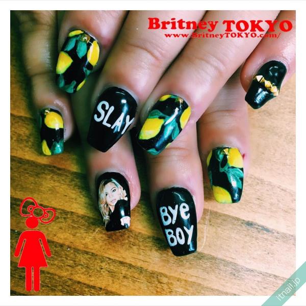 [BritneyTOKYO/個性派/アメリカン/ショート/スクエアオフ/ワンカラー/ブラック/黒/英字/レモン]のタグが付いたネイルデザイン