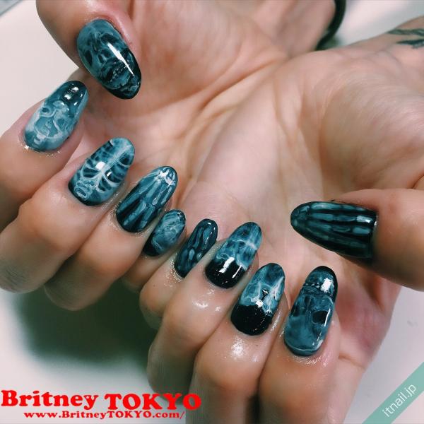 [BritneyTOKYO/個性派/ショート/オーバル/ブラック/黒/ホワイト/白/レントゲン/ドクロ/スカル]のタグが付いたネイルデザイン