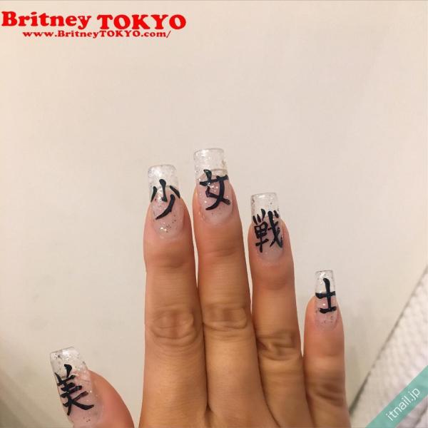 [BritneyTOKYO/個性派/クリア/ミディアム/スクエアオフ/漢字/ラメ]のタグが付いたネイルデザイン