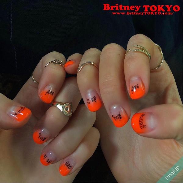 [BritneyTOKYO/カラフル/アメリカン/ポップ/ショート/オーバル/グラデーション/ネオン/オレンジ]のタグが付いたネイルデザイン