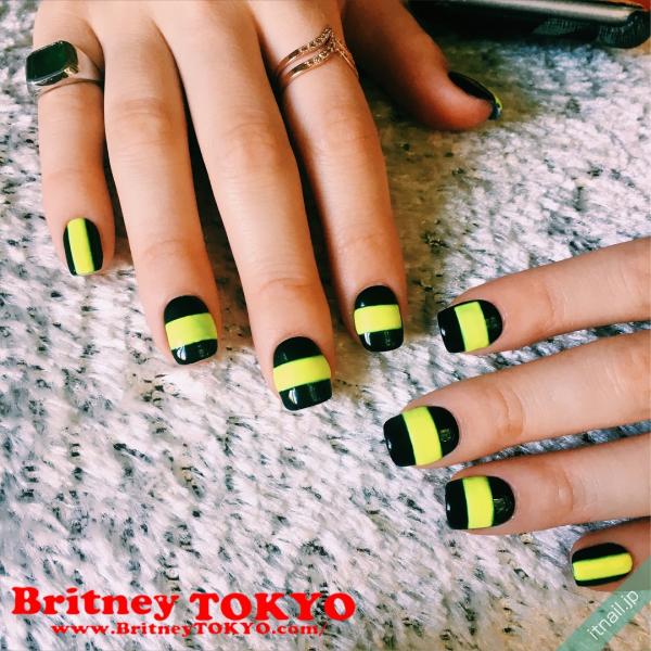 [BritneyTOKYO/カラフル/個性派/ポップ/ショート/スクエアオフ/ボーダー/ストライプ/ブラック/黒/ネオン/イエロー/黄色]のタグが付いたネイルデザイン