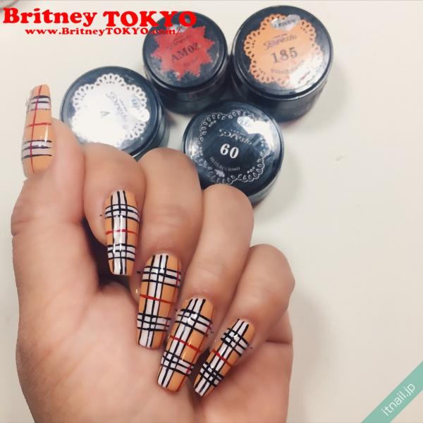 [BritneyTOKYO/ロング/スクエアオフ/チェック/ホワイト/白/ベージュ]のタグが付いたネイルデザイン