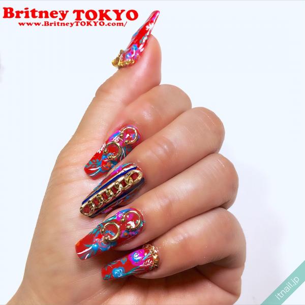 [BritneyTOKYO/カラフル/個性派//ミディアム/スクエアオフ/レッド/赤/ピンク/ブルー/水色/ゴールド/メタルパーツ/チェーン/フラワー/花柄/ファッション]のタグが付いたネイルデザイン