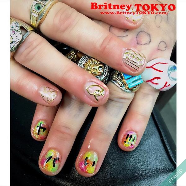 [BritneyTOKYO/カラフル/個性派/アメリカン/ポップ/ショート/オーバル/アシンメトリー/ネオン/ラメ/グリッター//ゴールド/チェーン]のタグが付いたネイルデザイン